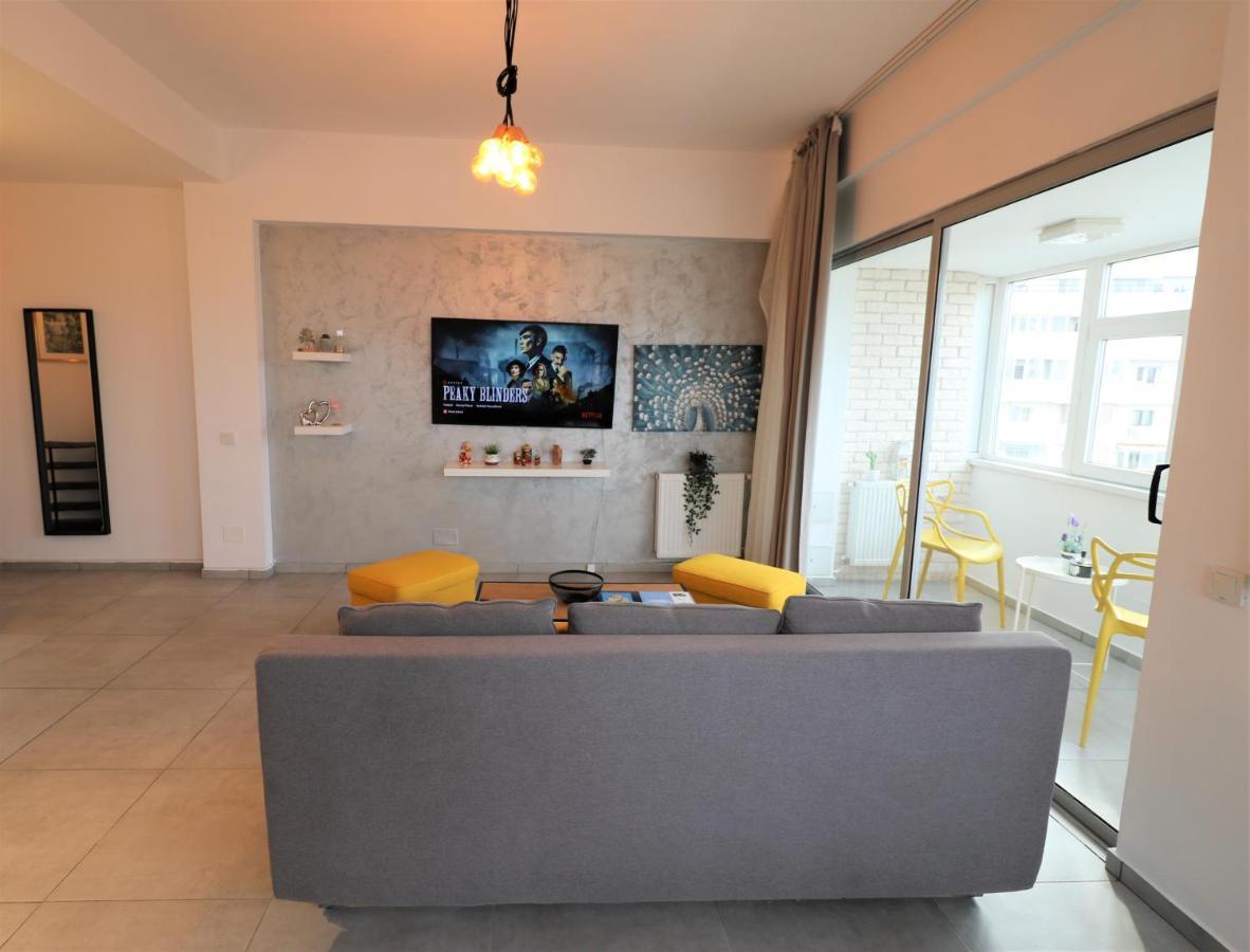 Serenity Heights Apartment: A Panoramic Haven Near Old Town - Free Minibar Bucharest Exterior photo