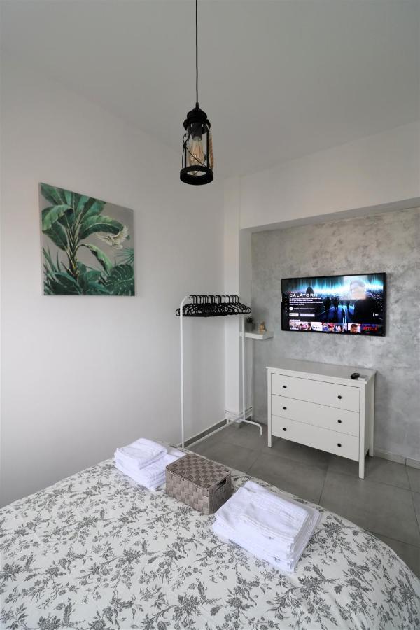 Serenity Heights Apartment: A Panoramic Haven Near Old Town - Free Minibar Bucharest Exterior photo
