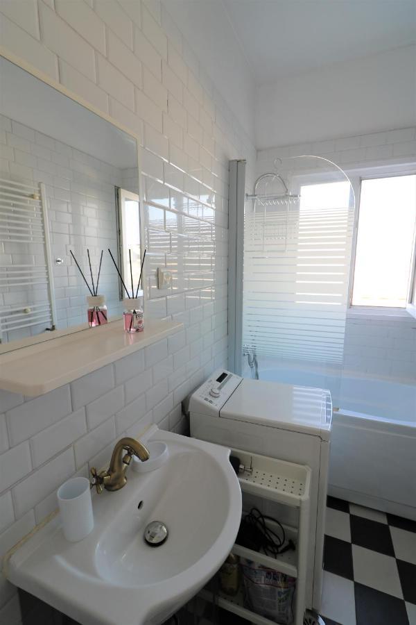 Serenity Heights Apartment: A Panoramic Haven Near Old Town - Free Minibar Bucharest Exterior photo