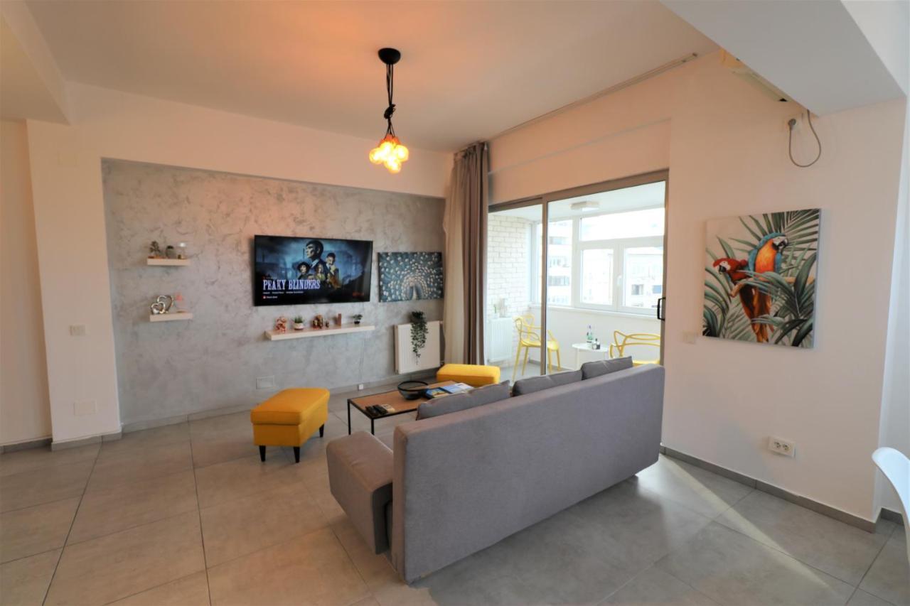 Serenity Heights Apartment: A Panoramic Haven Near Old Town - Free Minibar Bucharest Exterior photo